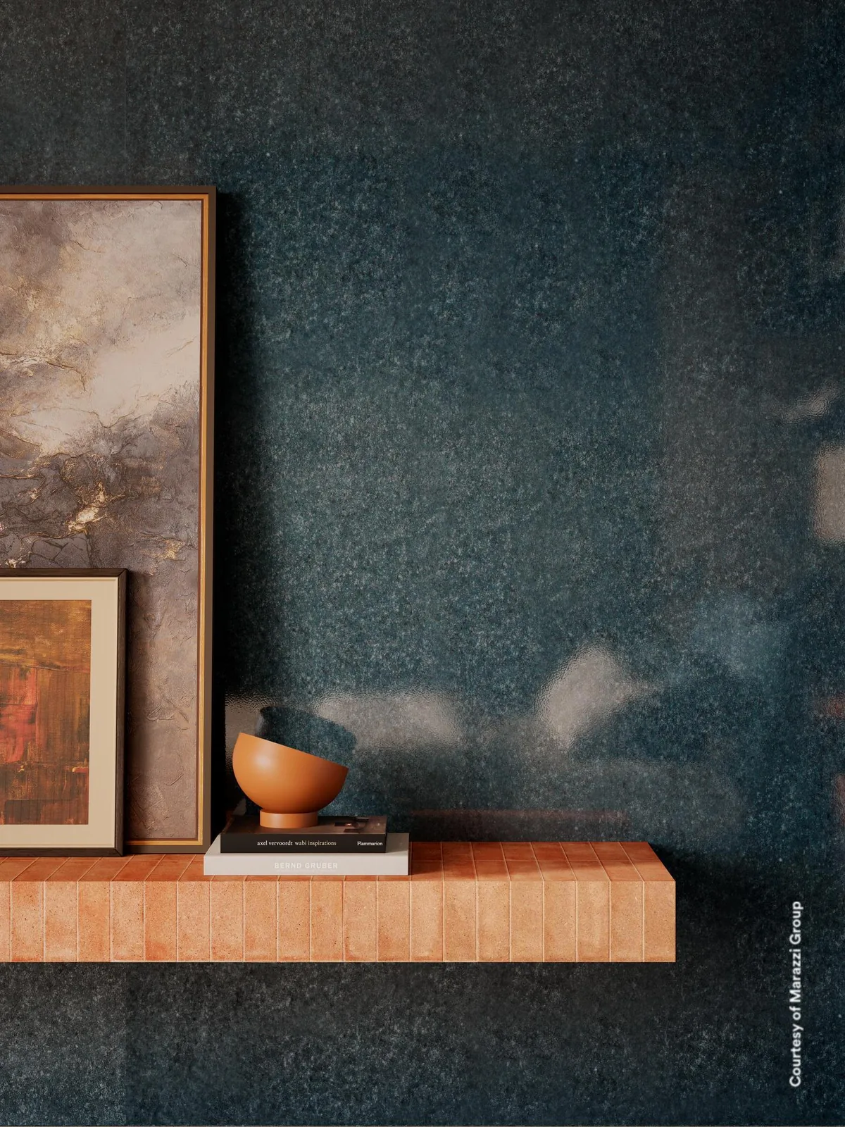 Wand aus Marazzi Grande Lume Cobalto, glänzende dunkelblaue Platte mit Wandbord und Bildern