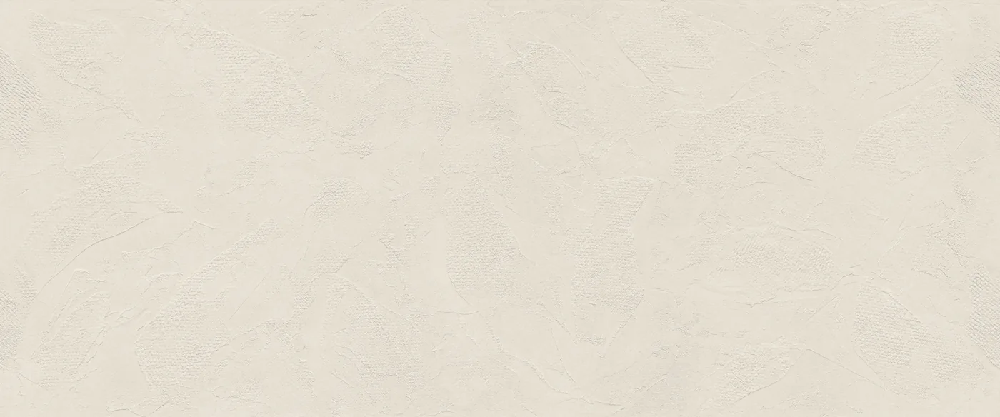 Cremeweiße Betonoptik-Fliese 50×120 cm mit unregelmäßig gespachtelter Reliefstruktur.