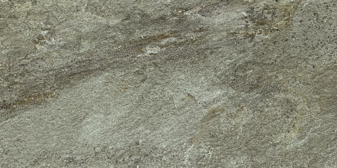 Graubraune Natursteinoptik im Format 60×120 cm mit rostbraunen Adern und körniger, matter Quarzit-Fläche.