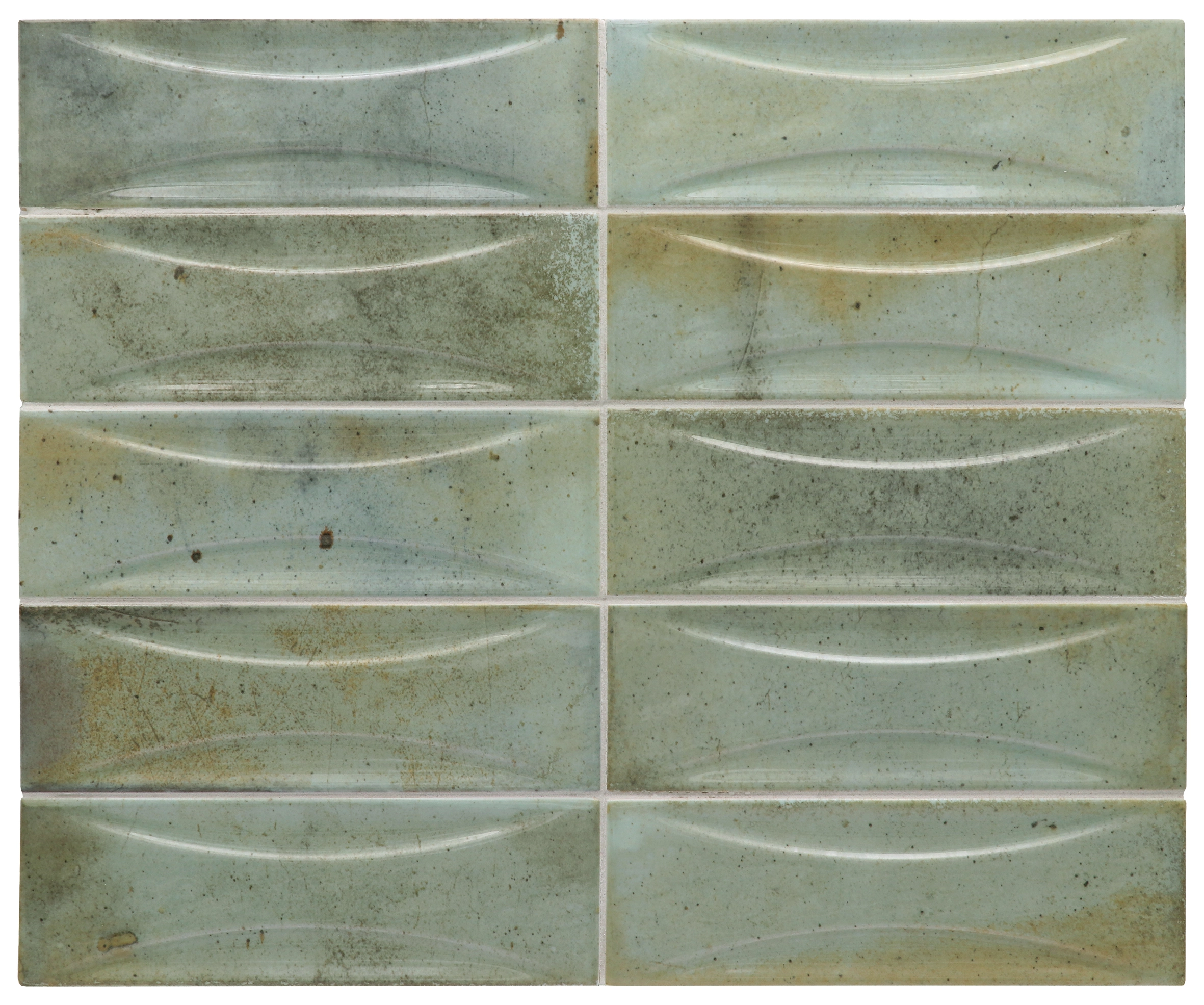 Verlegte Hanoi Celadon Wandfliesen im Format 6,5x20 cm. Lebhafte V4 Variation der Glasur, im Raum verbaut.