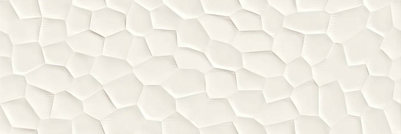 Weiße seidenmatte Wandfliese 40x120 cm mit Relief aus unregelmäßigen, facettierten Vielecken