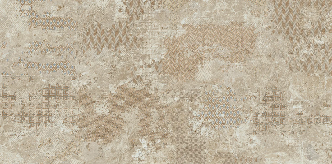 Beige Betonoptik im Format 60×120 cm, matt, mit verwitterten Ornamentfeldern im Patchwork.