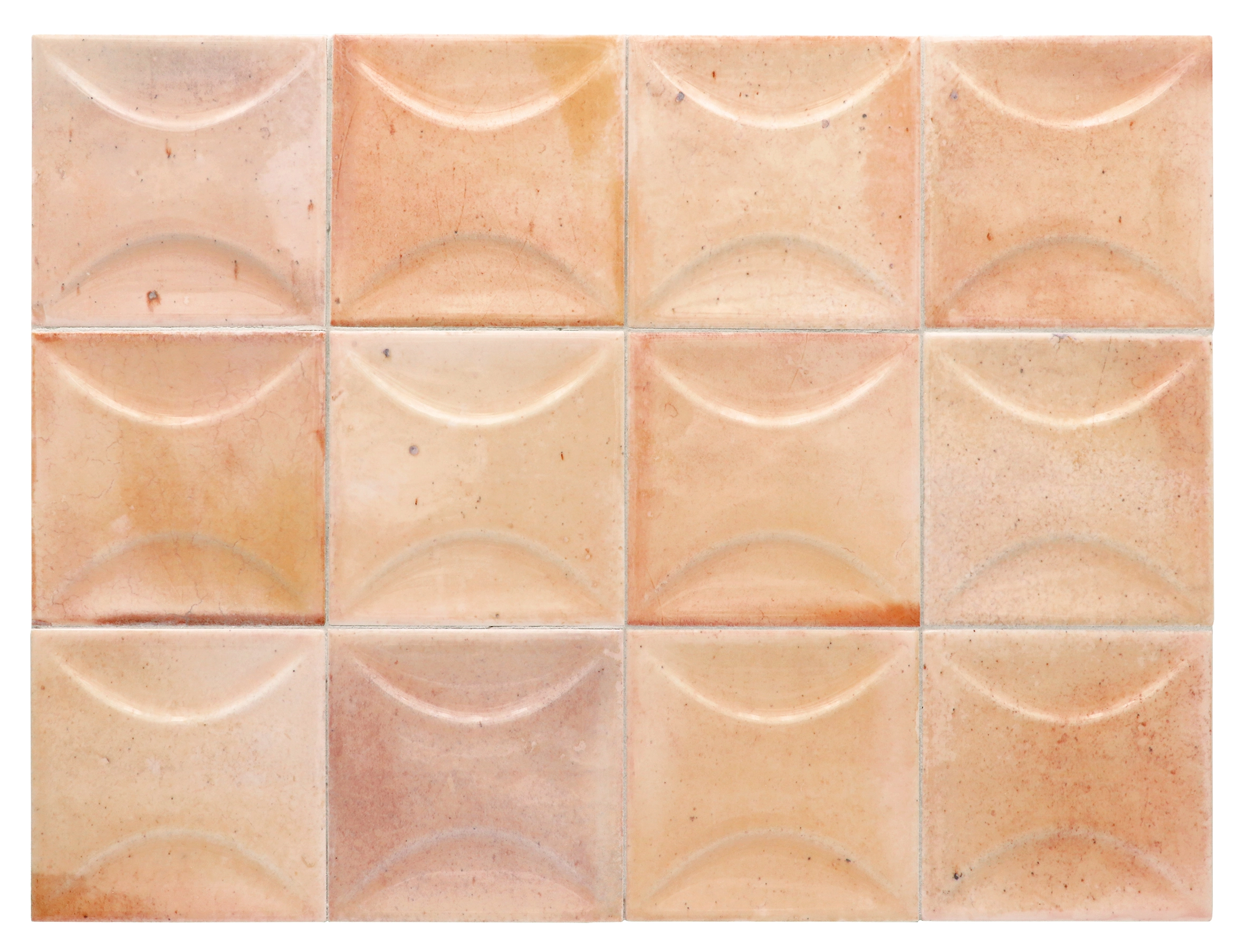 Verlegte Hanoi Pink Wandfliesen im Format 10x10 cm. Lebhafte V4 Variation der Glasur, im Raum verbaut.
