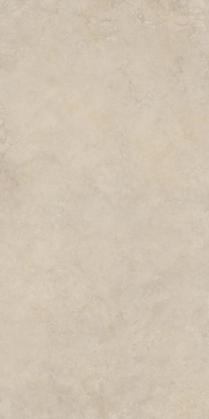 Beige Steinoptik-Platte 160x320 cm mit seidenmatter Oberfläche und wolkiger, travertinartiger Struktur.