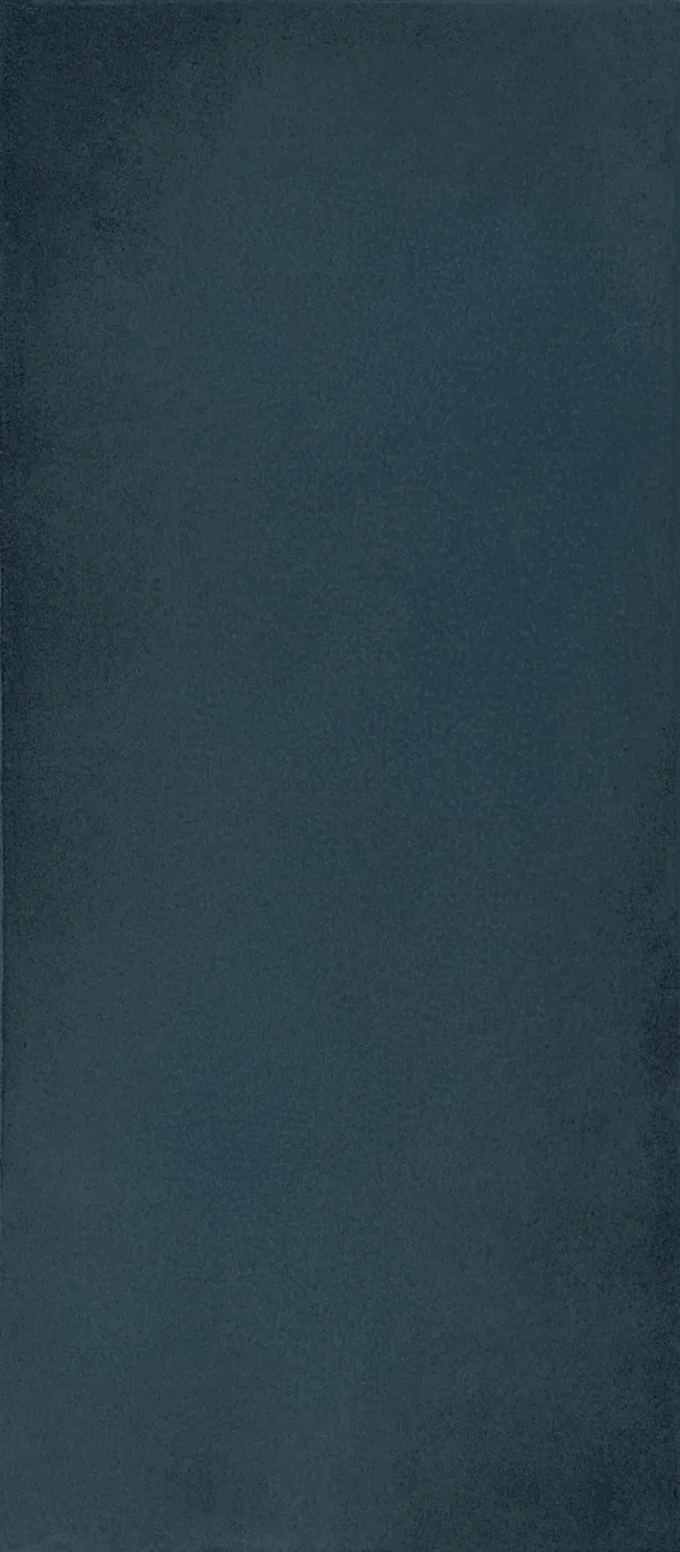 Petrolblaue Platte Grande Lume Petrolio im Format 120x278 cm, glänzend, leicht wolkig getönt und fein gesprenkelt.