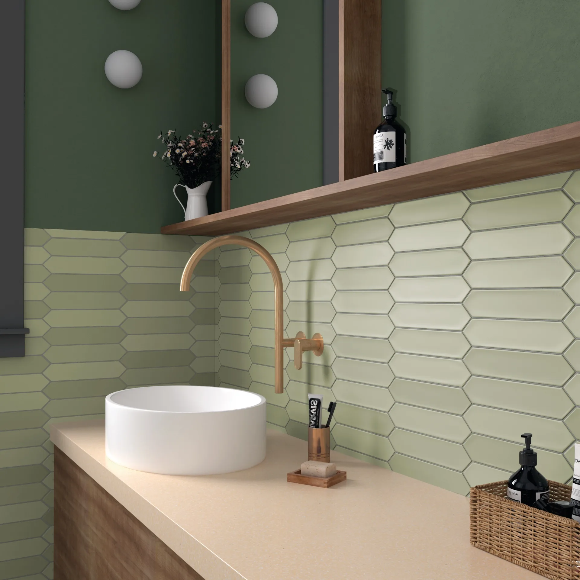 Mintgrüne, spitz zulaufende Wandfliesen hinter Holz-Waschtisch mit rundem Becken, goldener Armatur und Regal.