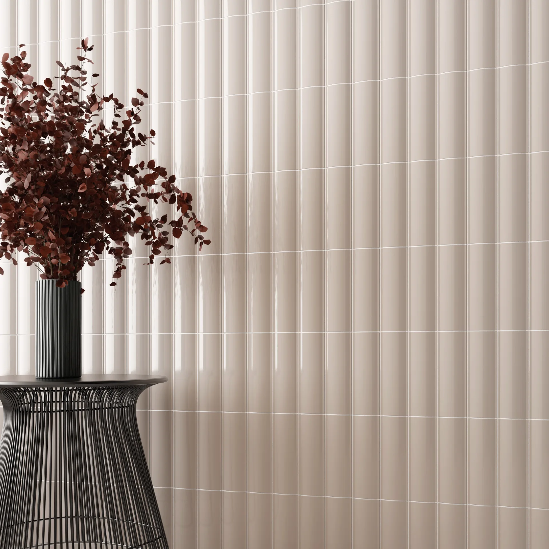 Cremebeige Riemchenwand mit filigranem Drahttisch und dunkler Vase mit rotbraunen Zweigen davor.