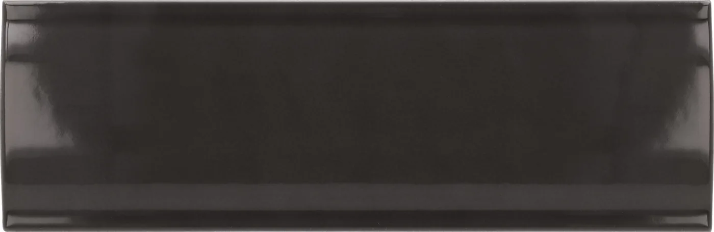 Konvex gewölbte Wandfliese 6,5×20 cm in dunklem Braunschwarz, glänzend glasiert, frontal freigestellt vor weißem Grund.
