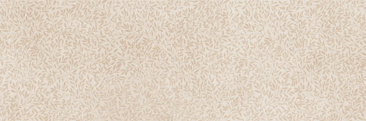 Rechteckige Wandfliese mit dichtem Blattranken-Dekor in Beige auf hellem Cremegrund, matte Oberfläche, Querformat