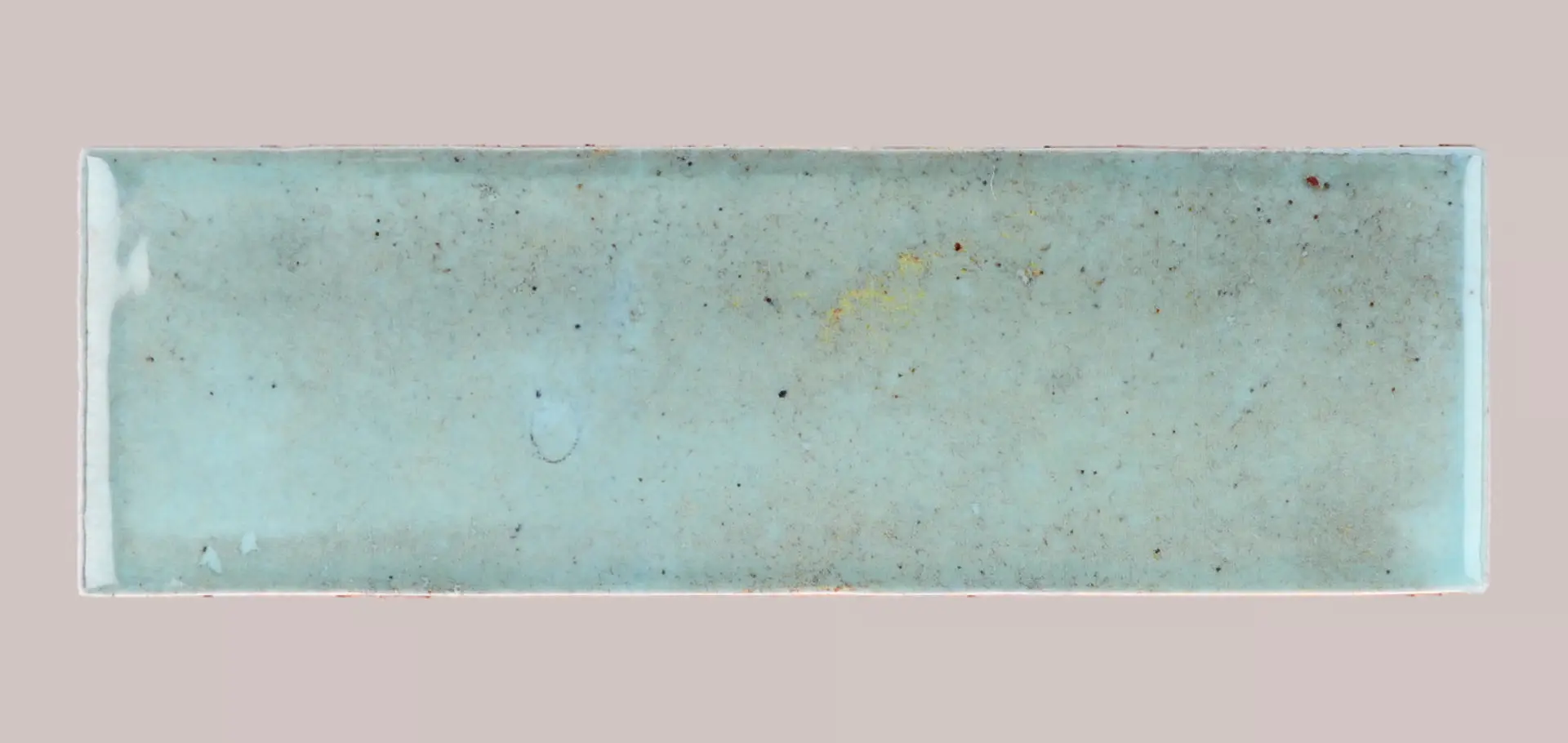 Hanoi Wandfliese in Sky Blue Glasur, Format 5,1x16,1 cm, Studio Aufnahme frontal vor weißem Hintergrund.