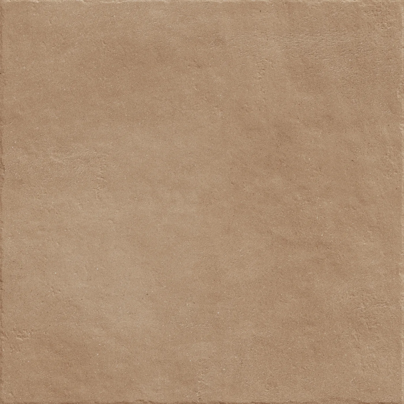 Warmbraune Terrassenplatte 80x80 cm in Betonoptik, 20 mm stark, mit lehmfarbenen Wolkungen und feinen Einsprengseln.