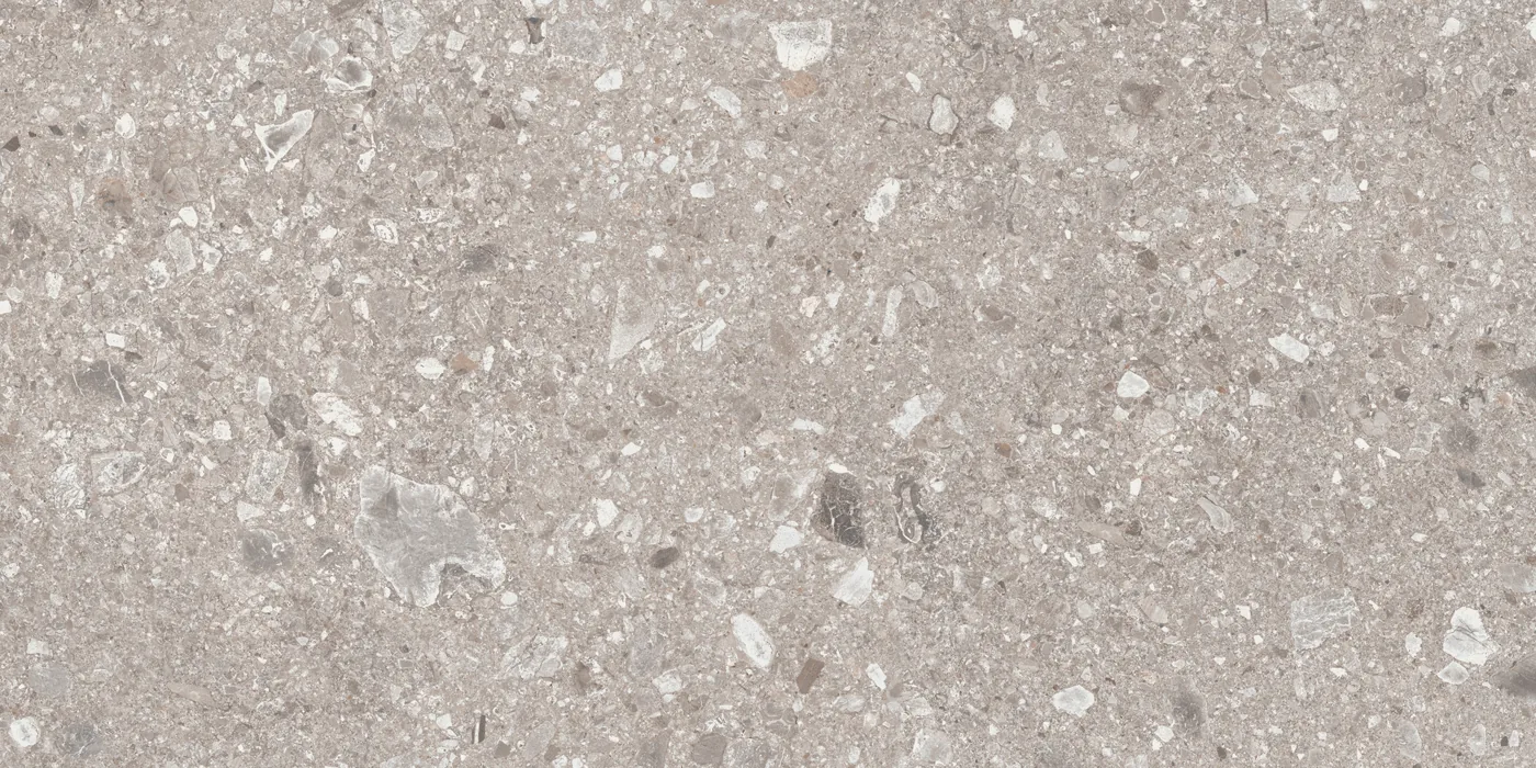 Graubeige Fliese in Konglomerat-Steinoptik, 60x120 cm, matte Oberfläche, mit hellen und dunklen Gesteinsbrocken.