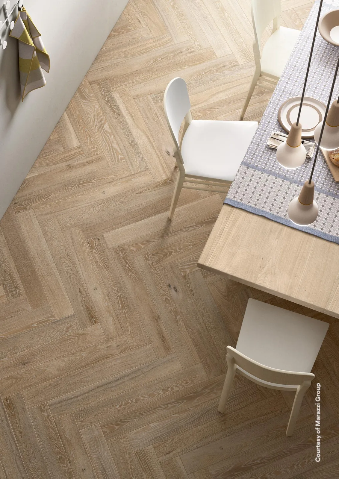 Esstisch mit weißen Stühlen auf Holzoptik-Fliesen Treverkcharme Beige im Fischgrätverband, von oben