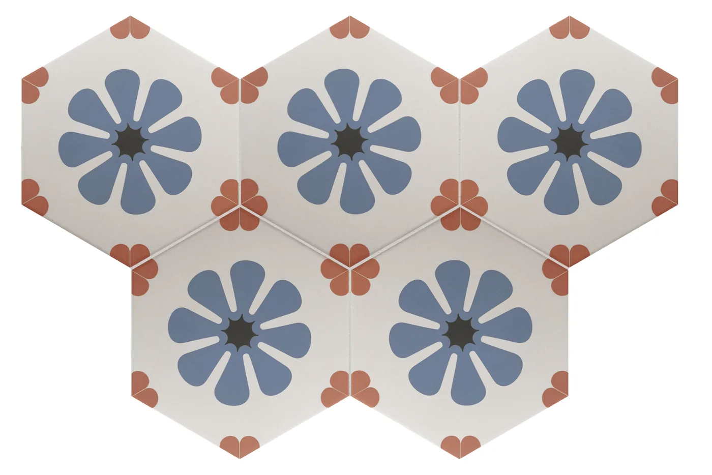 Sechseckige Dekorfliese mit blauen Blüten und Terracotta-Akzenten auf cremeweißem Grund, matte Oberfläche.