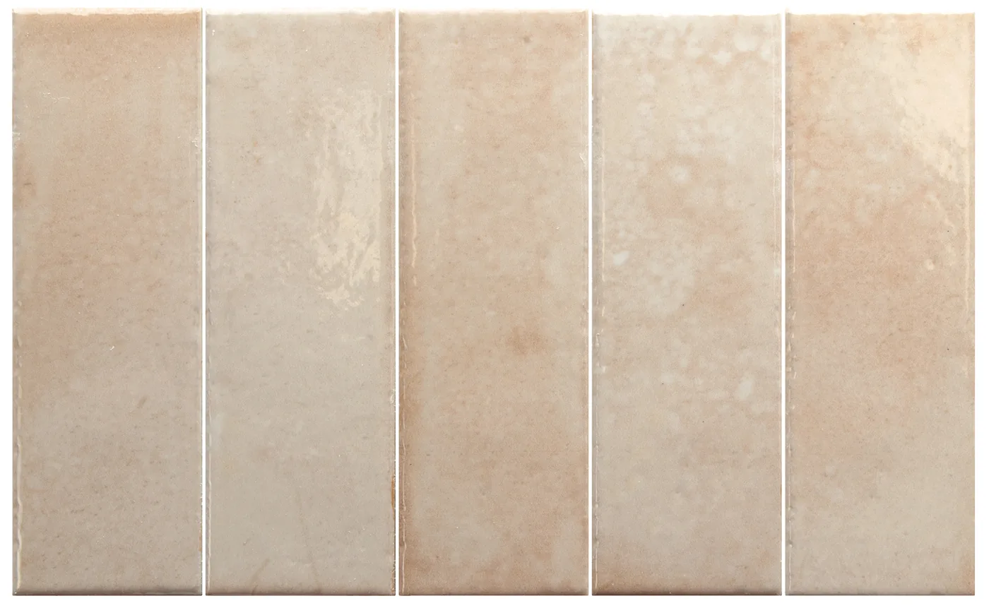 Warm pfirsichfarbene längliche Riegelfliesen 6x18,6 cm, senkrecht verlegt, glänzend mit leichtem Relief und Farbnuancierung.