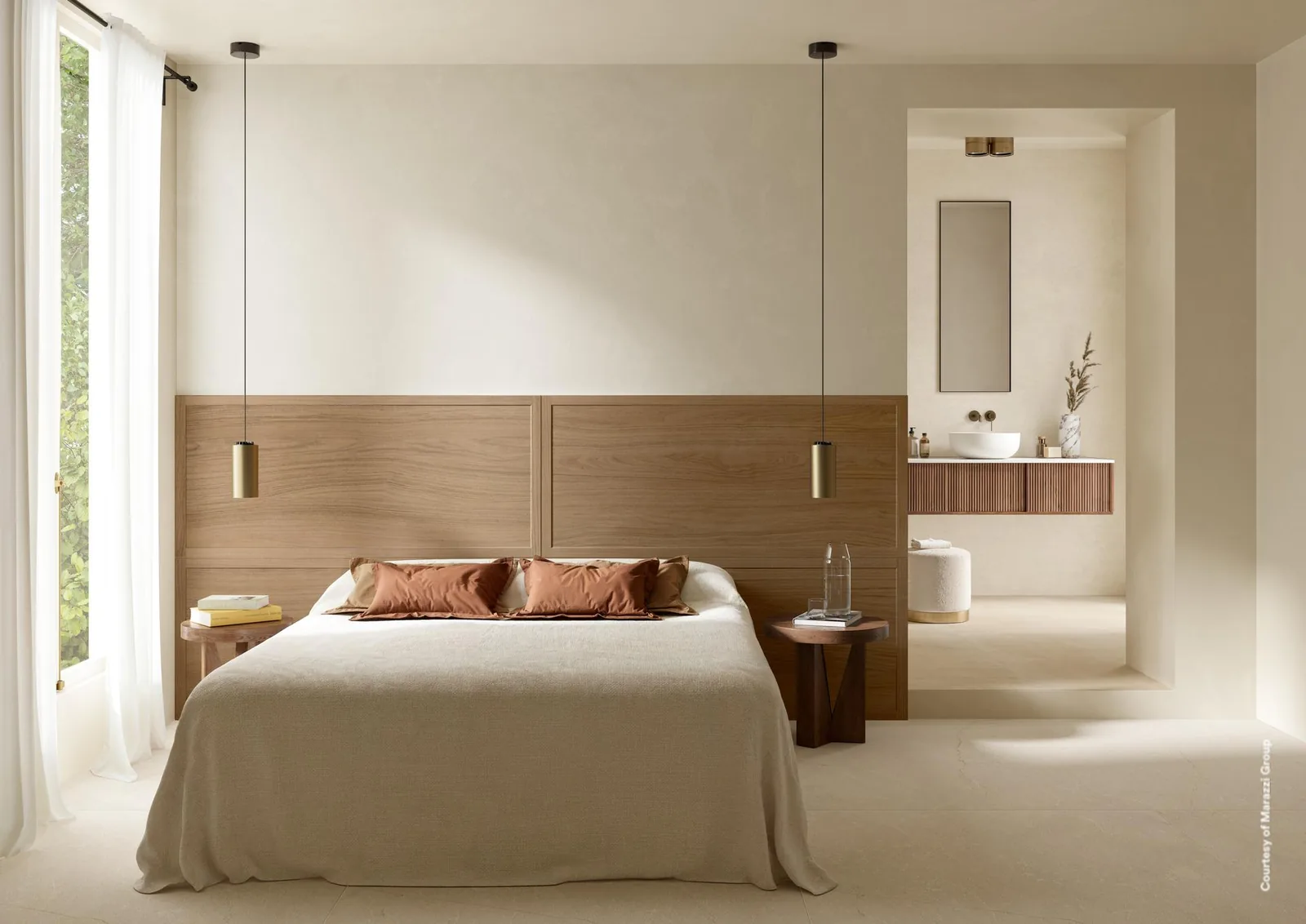 Schlafzimmer mit Kopfteilwand aus Holzoptik-Fliesen mit Rahmenprofil in Nussbaumton hinter dem Doppelbett