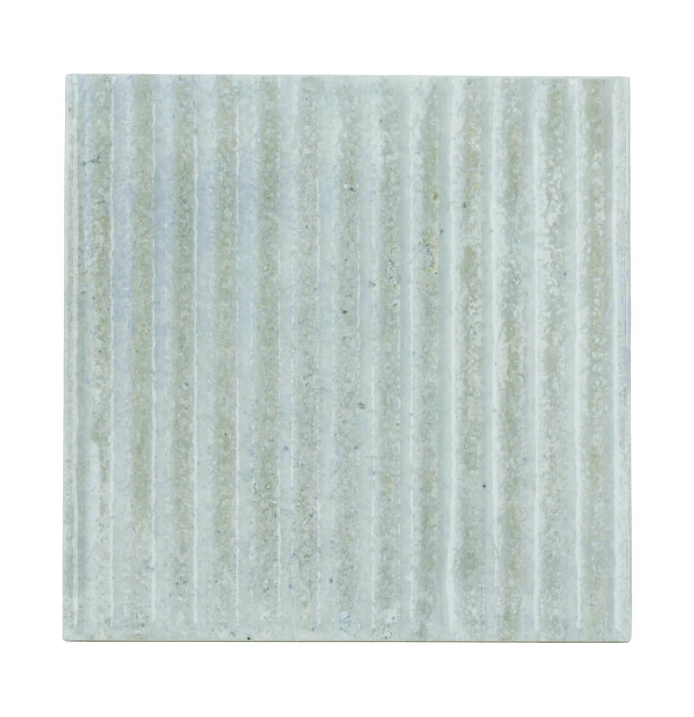 Zart graugrüne matte Keramikfliese 10×10 cm mit vertikalem Rillenrelief und changierender, handgemachter Lasur.