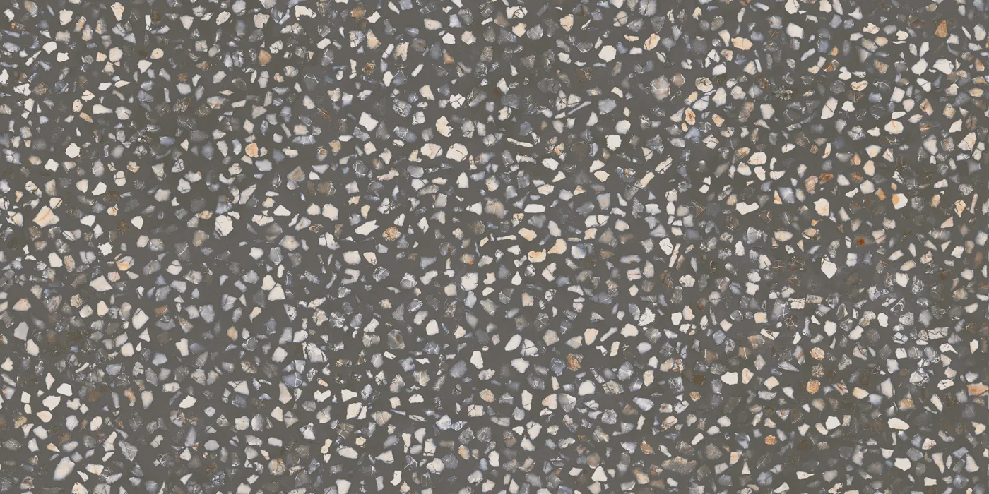 Dunkel anthrazitfarbene Terrazzo-Fliese 30×60 cm, matt, mit hellen und ockerfarbenen Marmorsplittern über die Fläche.