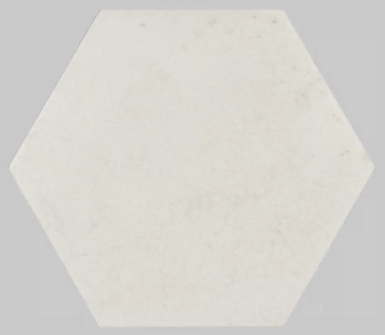 Sechseckfliese in cremigem Off-White mit matter Zementoptik und zarter Marmorierung, Format 17,5×20 cm.