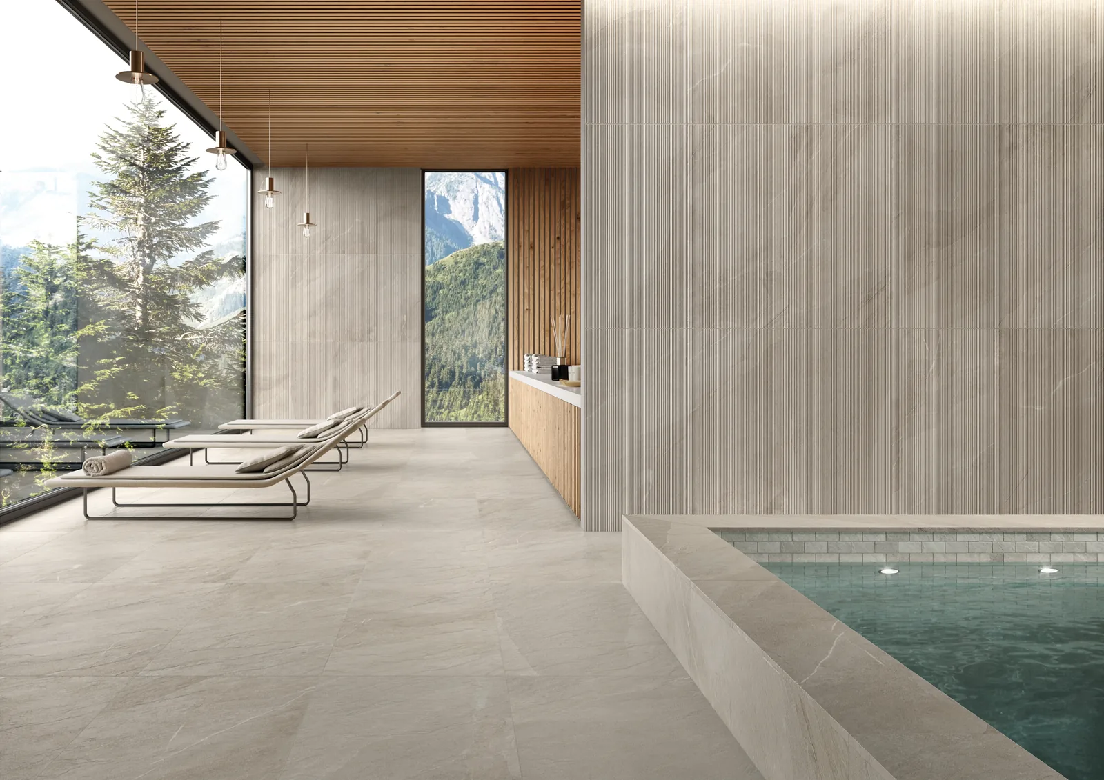 Wellnessbereich mit Becken, beigebraunen Wand- und Bodenplatten teils mit Rillen, Liegen und Blick in den Wald