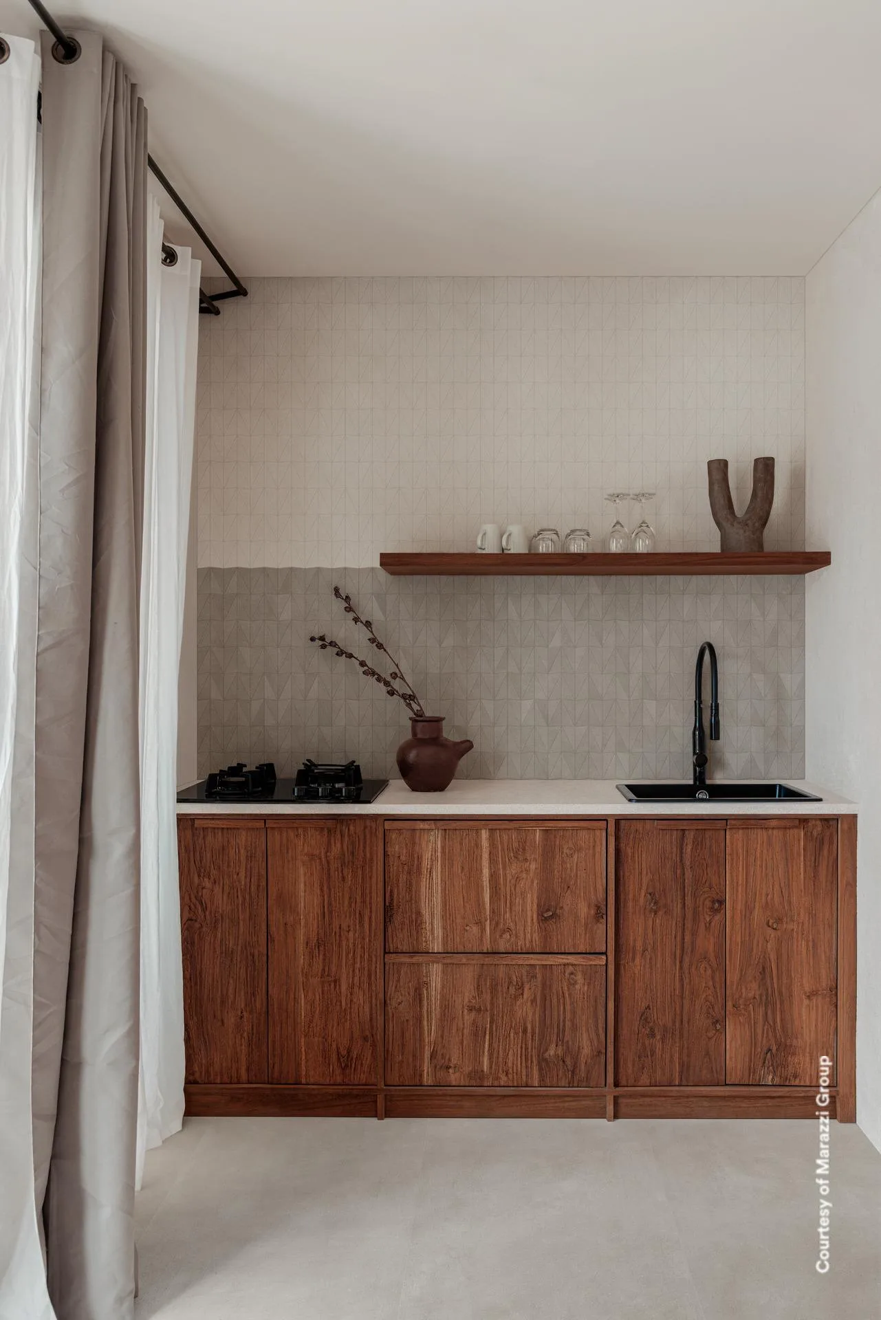 Küche mit Holzfront, Wandbord und heller Mosaik-Rückwand auf greige Betonoptik-Boden 60x120 cm im Verband verlegt.