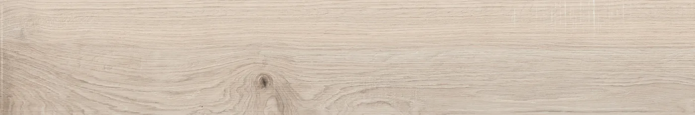 Weißlich-helle Holzoptik-Fliese 25×150 cm in Dielenform, matt, mit feiner Längsmaserung und dunklen Ast.