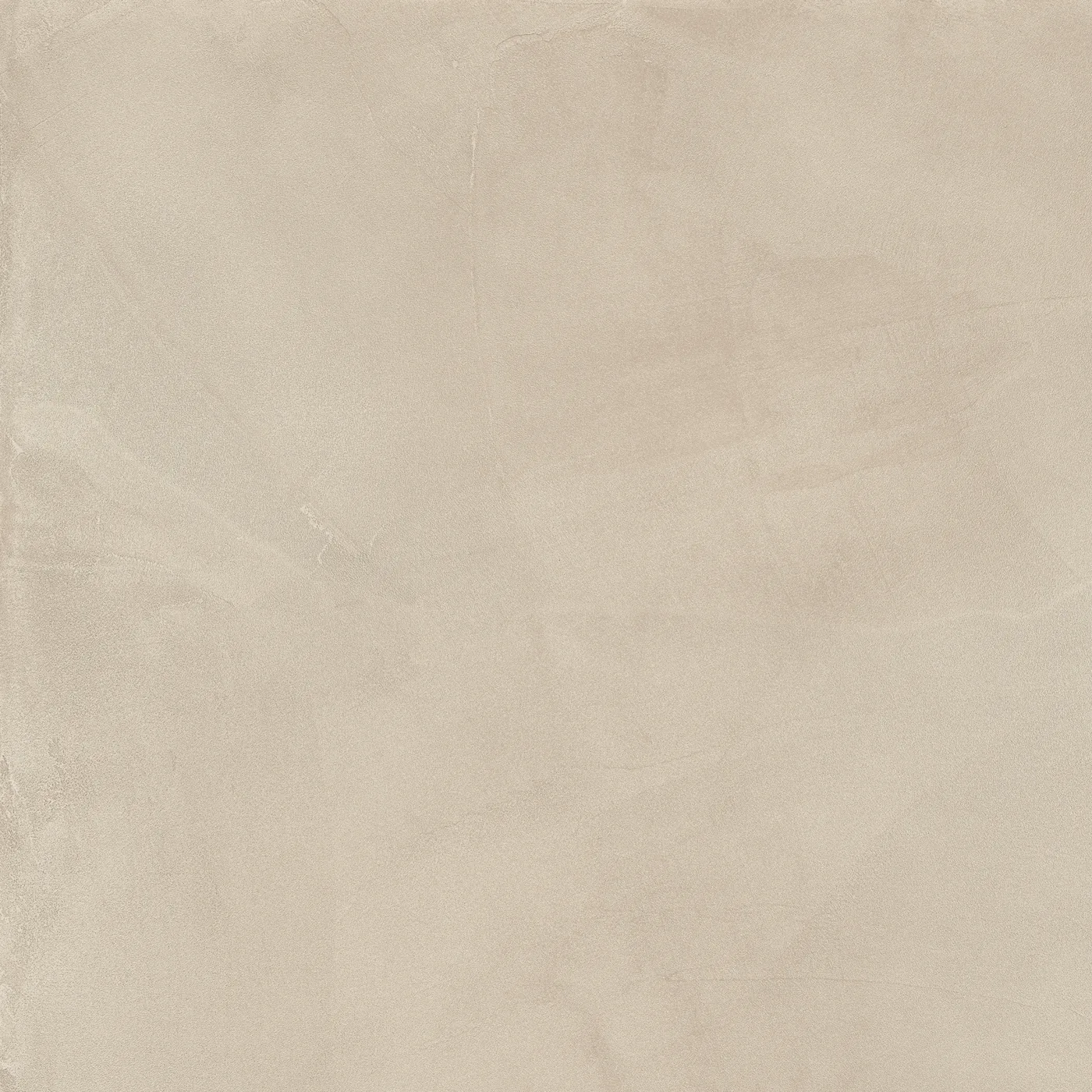 Sandbeige Fliese 60×60 cm in Spachteloptik, matte Oberfläche mit wolkigen Spachtelspuren und feinen Kratzlinien.