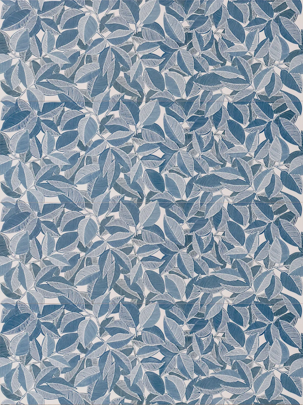 Marazzi Bliss Decoro Leafy Freddo: Dekorfliese mit blauem Blattmuster auf hellem Grund, glänzende Oberfläche