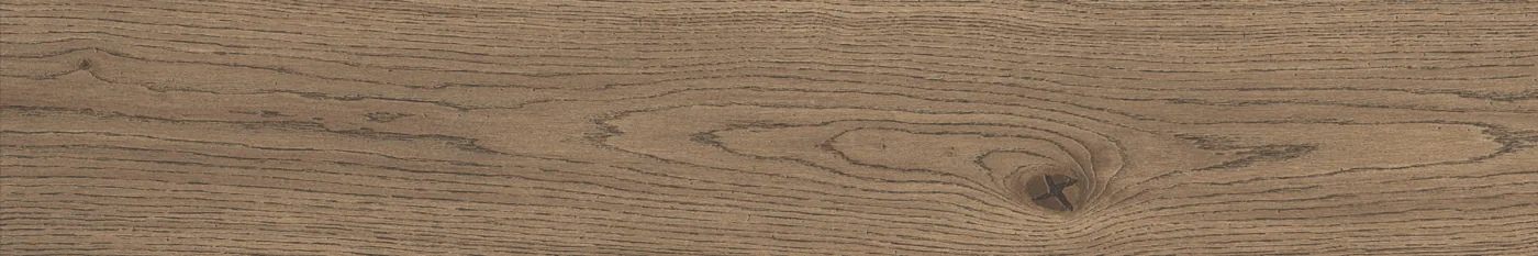 Mittelbraune Holzoptik-Planke im Format 20x120 cm mit durchgehender Eichenmaserung und dunklem Astknoten in der Mitte.