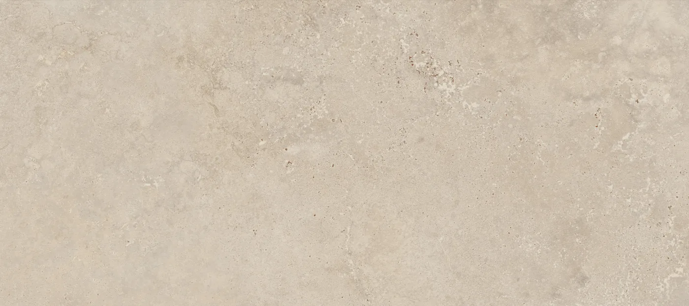 Beige Wandfliese 60×135 cm in Travertinoptik mit sichtbaren Poren und helleren Einschlüssen, matt