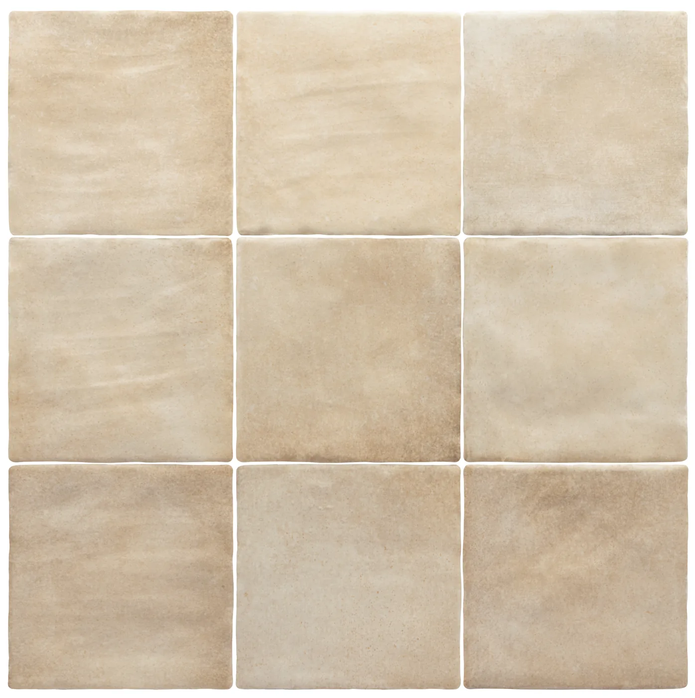 Sandbeige Steingut-Wandfliesen im Format 10×10 cm im Raster verlegt, matte Oberfläche mit wolkigen Farbnuancen.