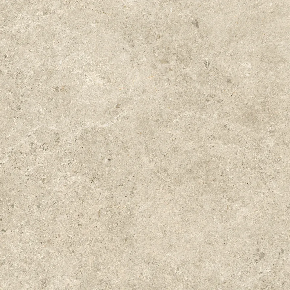 Warme sandfarbene Fliesenoberflaeche mit goldgelben Nuancen und feiner Natursteinzeichnung