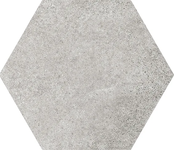 Sechseckfliese in hellgrauer Zementoptik mit fein gesprenkelter, matter Oberfläche im Format 17,5×20 cm.