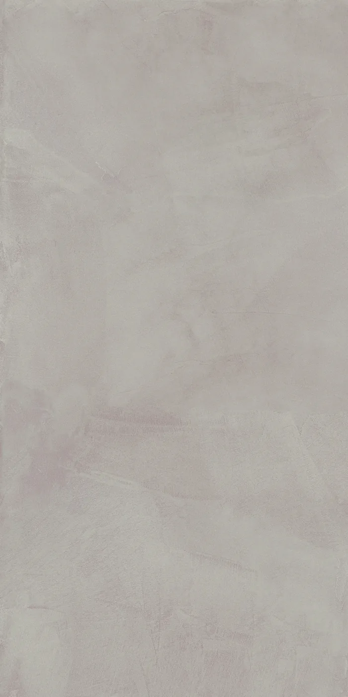 Hellgraue Fliese 60×120 cm in Spachteloptik, matte Oberfläche mit wolkigen Spachtelspuren und feinen Kratzlinien.