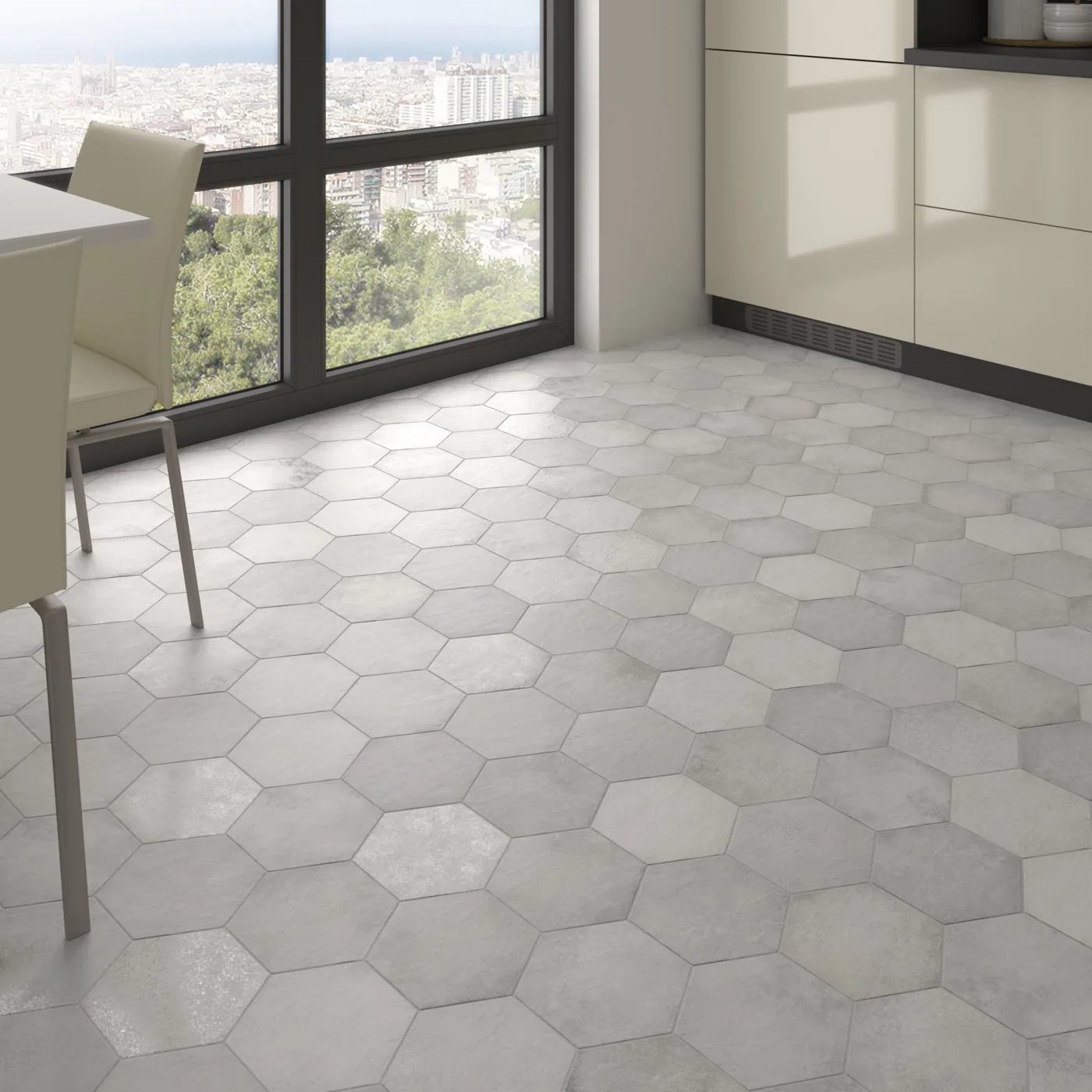 Küche mit Stadtblick und hellgrauem Hexagon-Boden Equipe Heritage Shadow und cremefarbenen Fronten