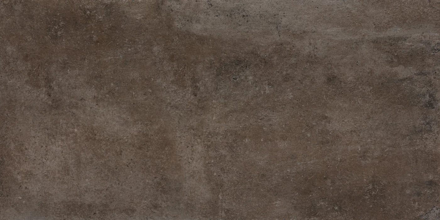 Warm graubraune Steinoptik-Fliese 60x120 cm, matt, mit wolkiger Struktur und helleren Mineralflecken.