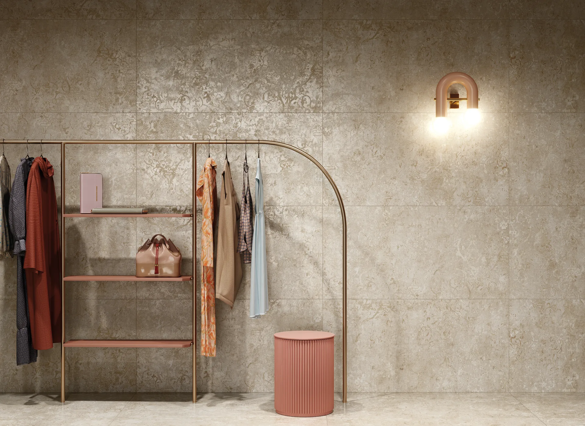 Ankleide mit beiger Steinoptik-Wand, Kleiderstange und warmem Lichtakzent, Fliesenformat 60×120 cm.