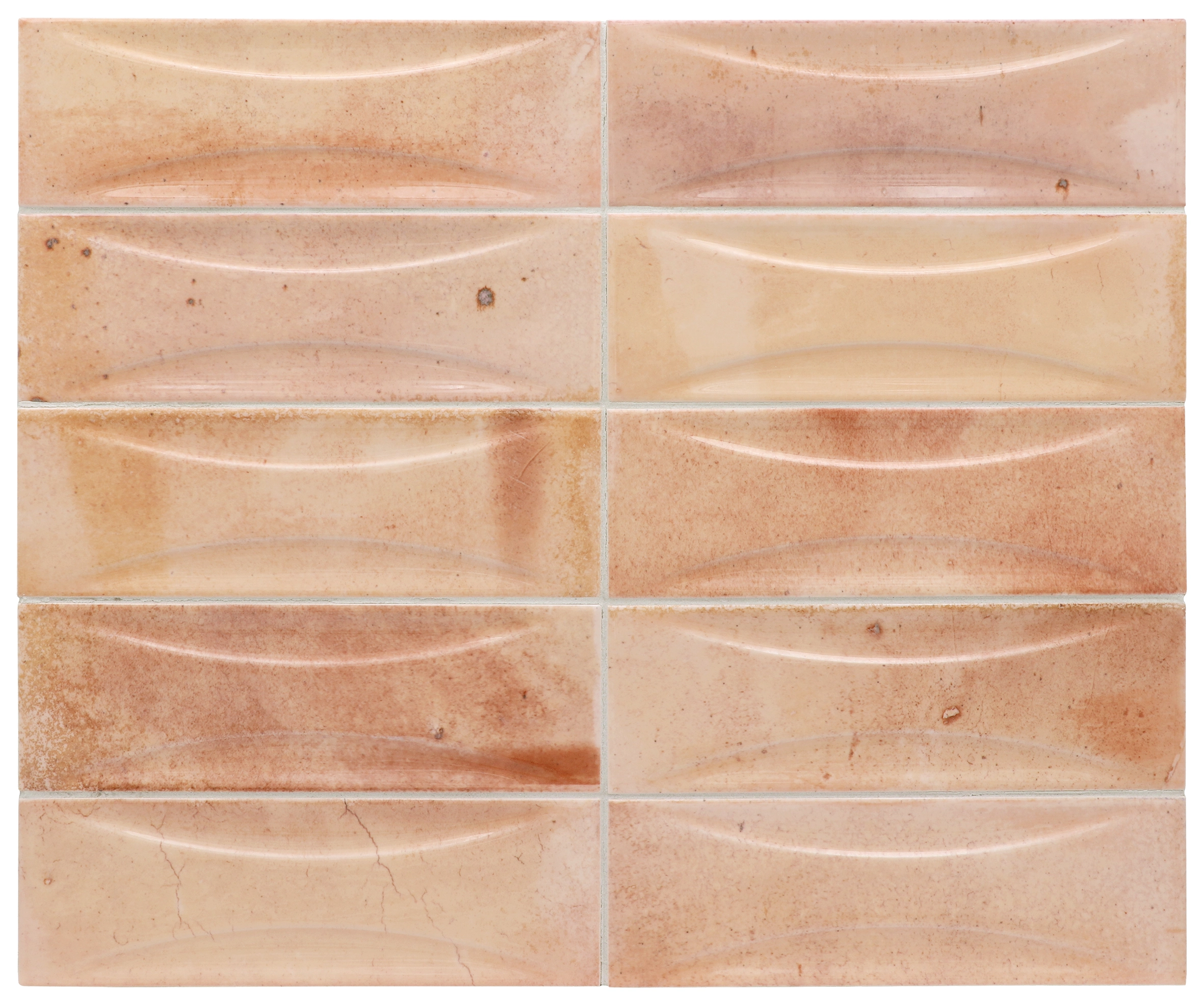 Verlegte Hanoi Pink Wandfliesen im Format 6,5x20 cm. Lebhafte V4 Variation der Glasur, im Raum verbaut.