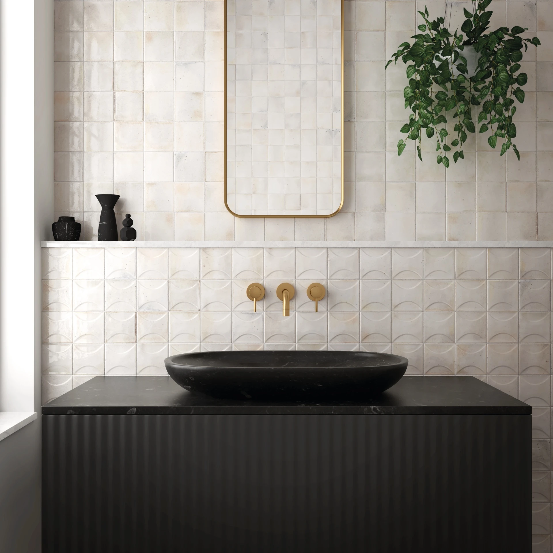 Raumszene mit verlegten Hanoi Wandfliesen in White Glasur, Showroom im Vintage Stil.