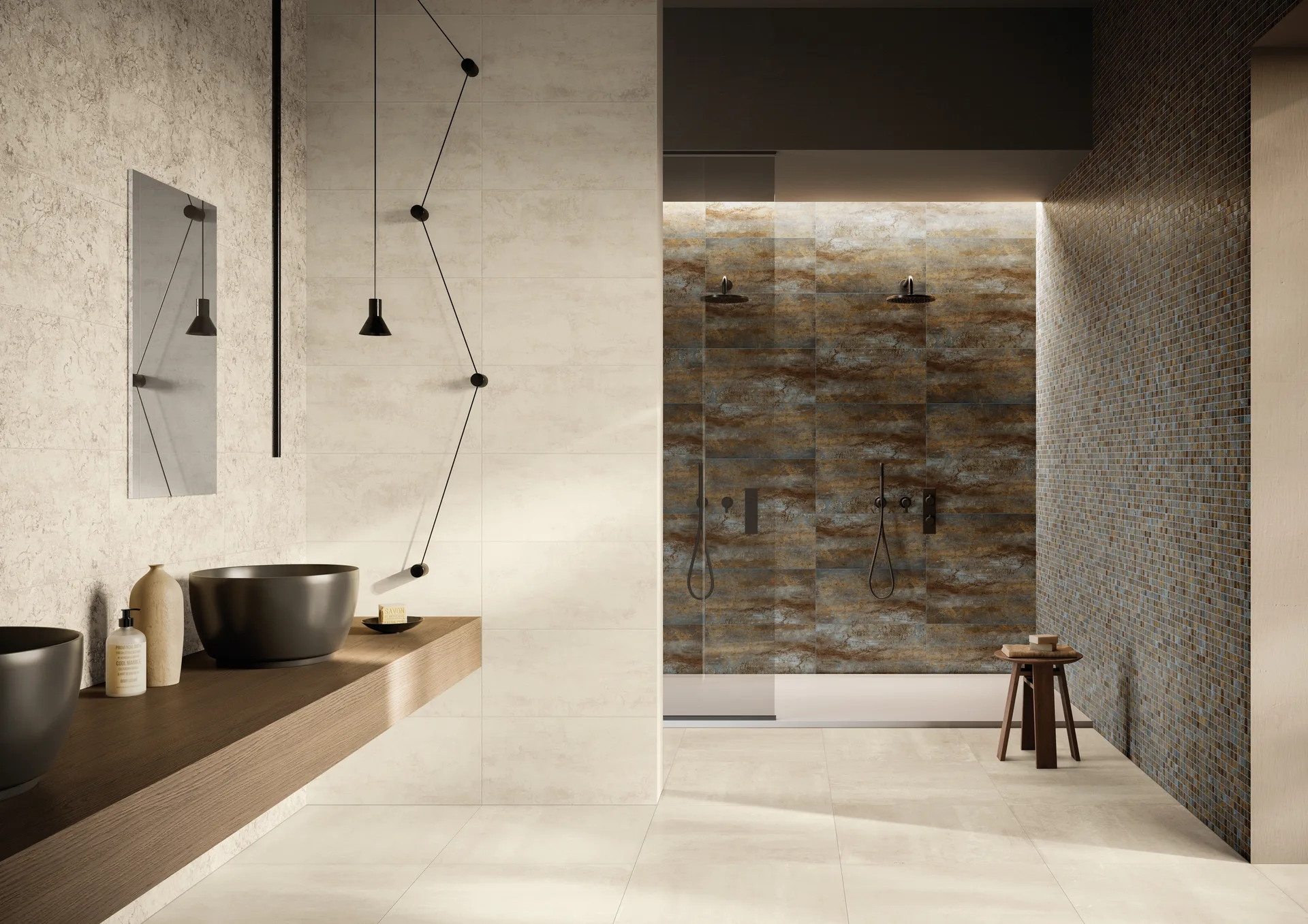 Bad mit cremeweißen Wand- und Bodenflächen, offener Dusche und Holzhocker, Fliesenformat 30×60 cm.