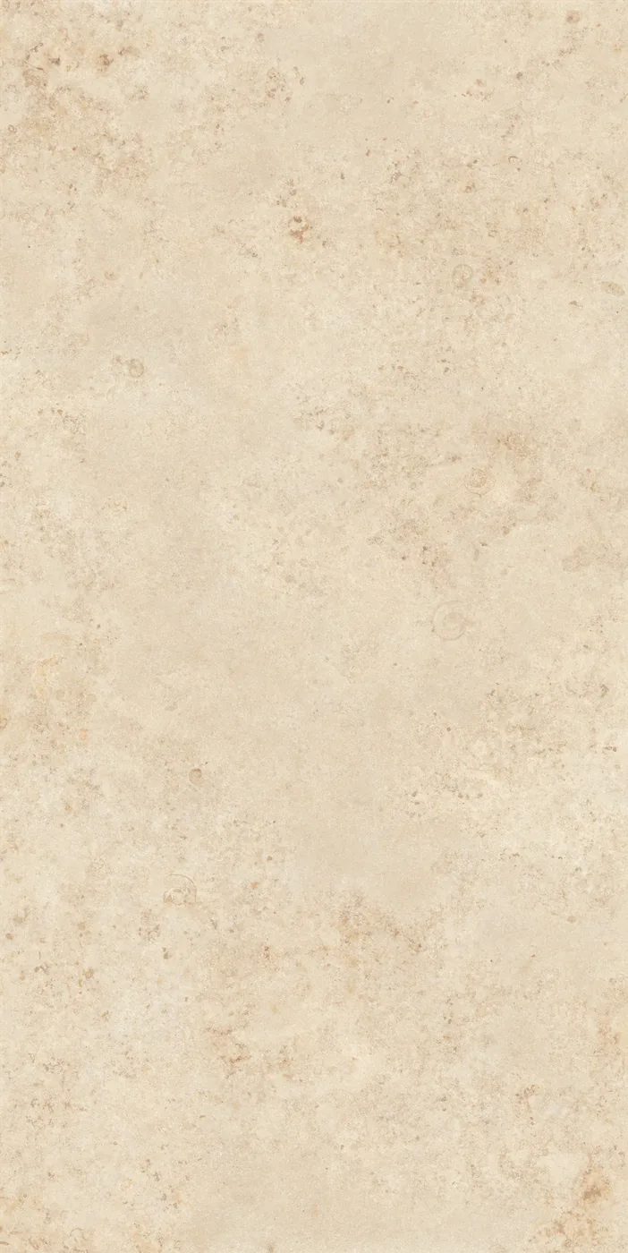 Sandbeige Steinoptik-Platte 160x320 cm mit seidenmatter Oberfläche und wolkiger, leicht fleckiger Kalksteinstruktur.