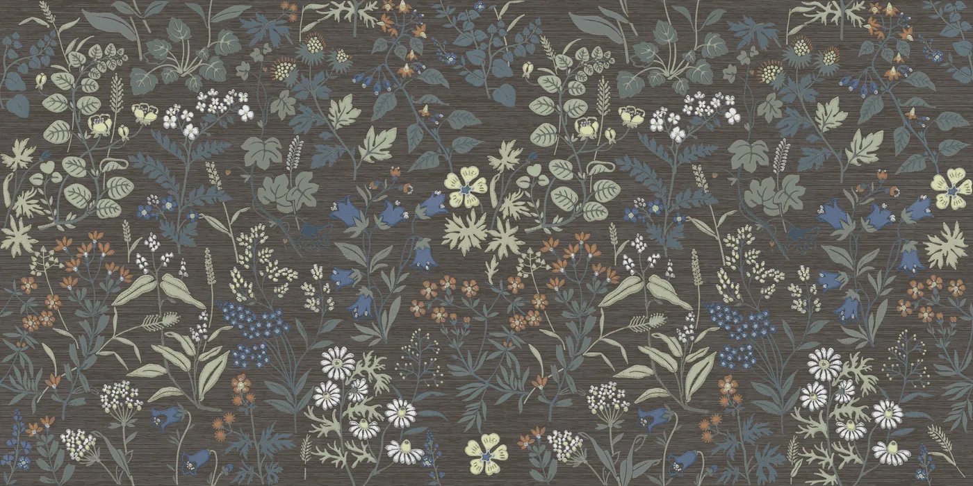 Dekorfliese 60x120 cm mit dichtem Wiesenblumenmuster in Salbeigrün, Blau, Orange und Weiß auf dunkel graubraunem Grund, matt.