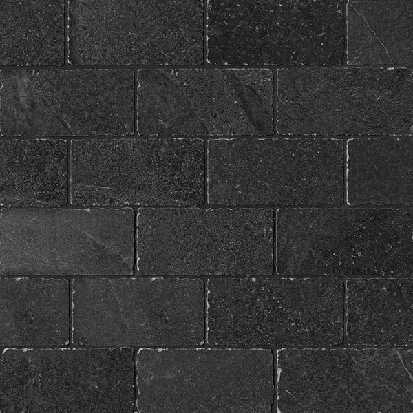 Fast schwarze Mosaikmatte 30×30 cm in Mauerwerkoptik aus versetzt gelegten Rechteckstücken mit Spaltstein-Relief