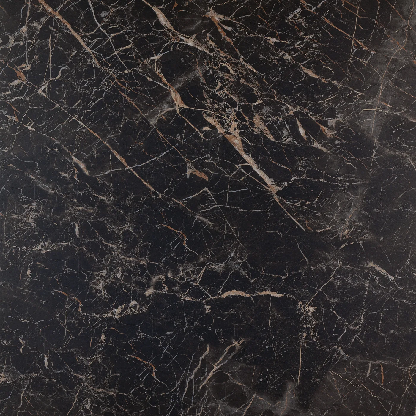 Schwarze Marmoroptik-Fliese 60x60 cm in glänzender Ausführung, mit goldbraunen und weißen Adern über die ganze Fläche.