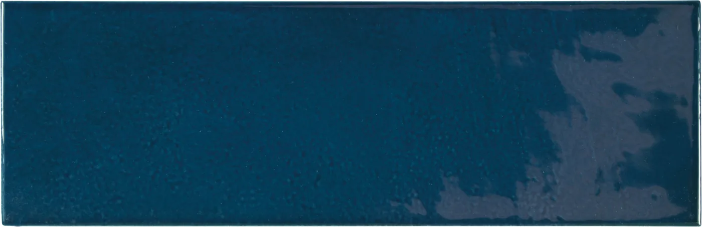 Equipe Village Metrofliese 6,5x20 cm in dunklem Marineblau, glänzend glasiert mit leicht welliger Oberfläche.