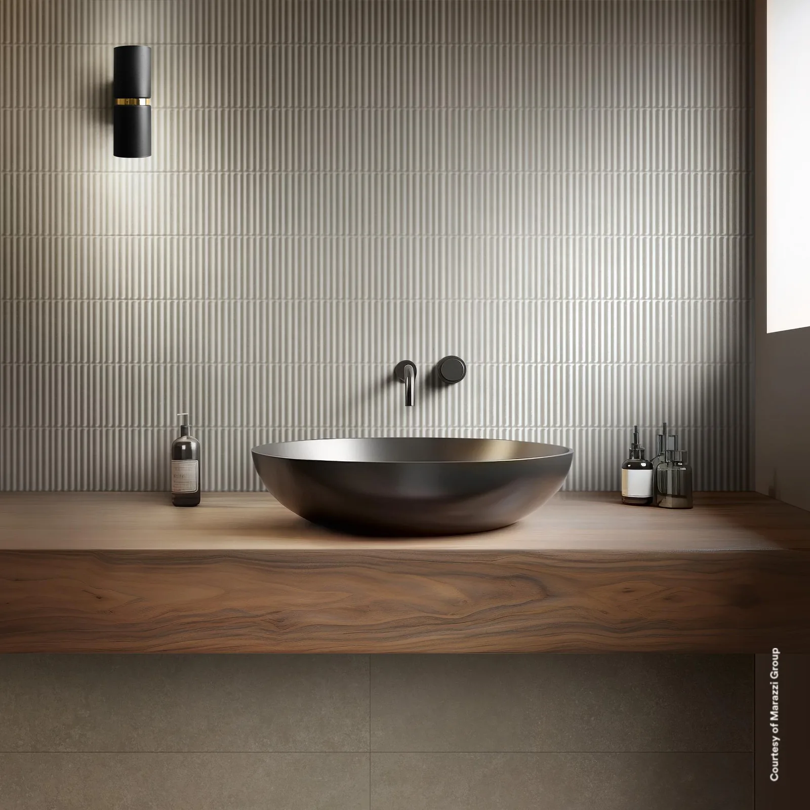 Badezimmer mit Wandfliese Marazzi Room Wall 3D Match Grigio mit senkrechten Rippen hinter Aufsatzwaschbecken