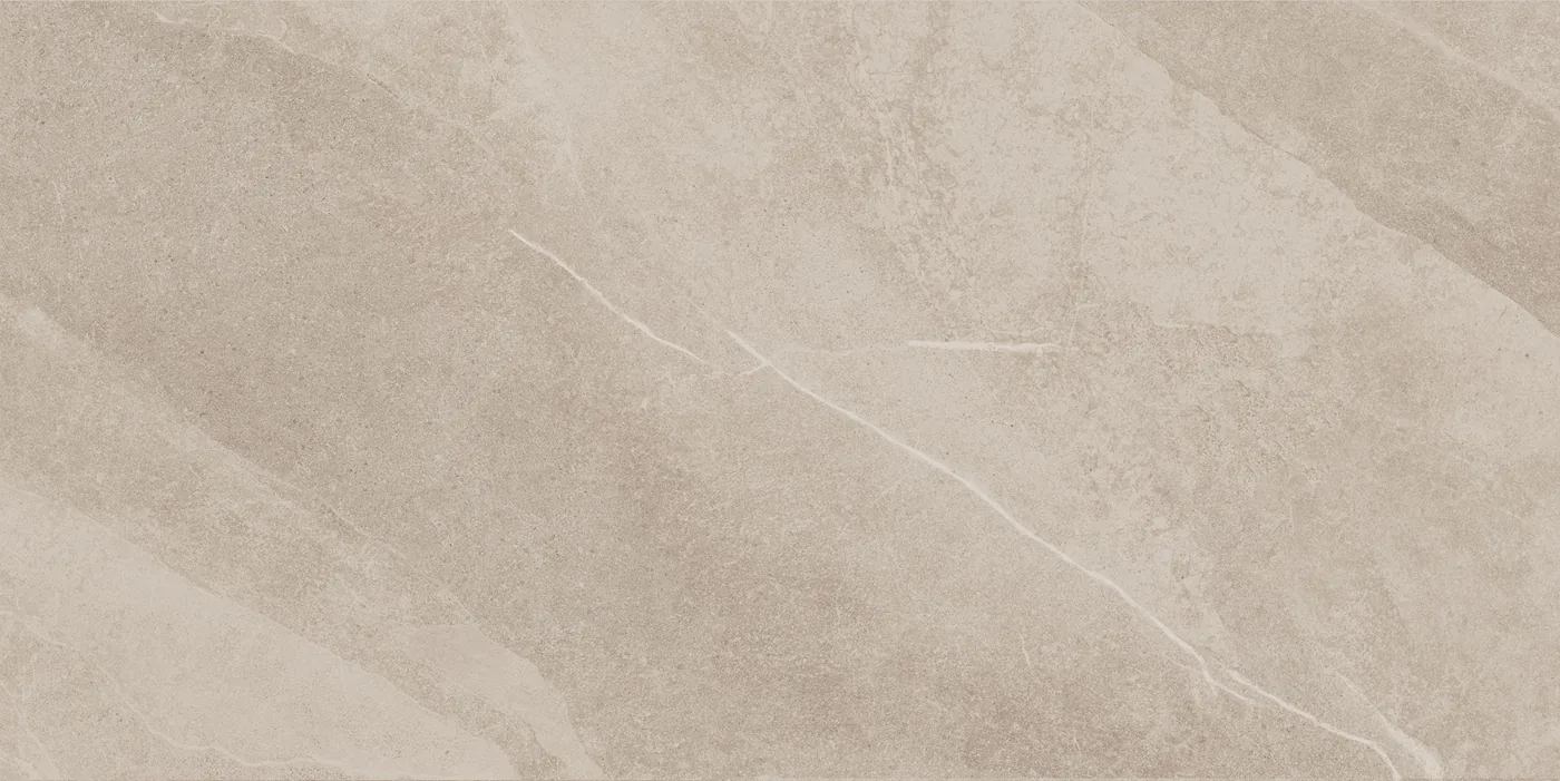 Beigebraune Fliese 60×120 cm in Schieferoptik mit hellen Adern und rauer rutschhemmender Oberfläche