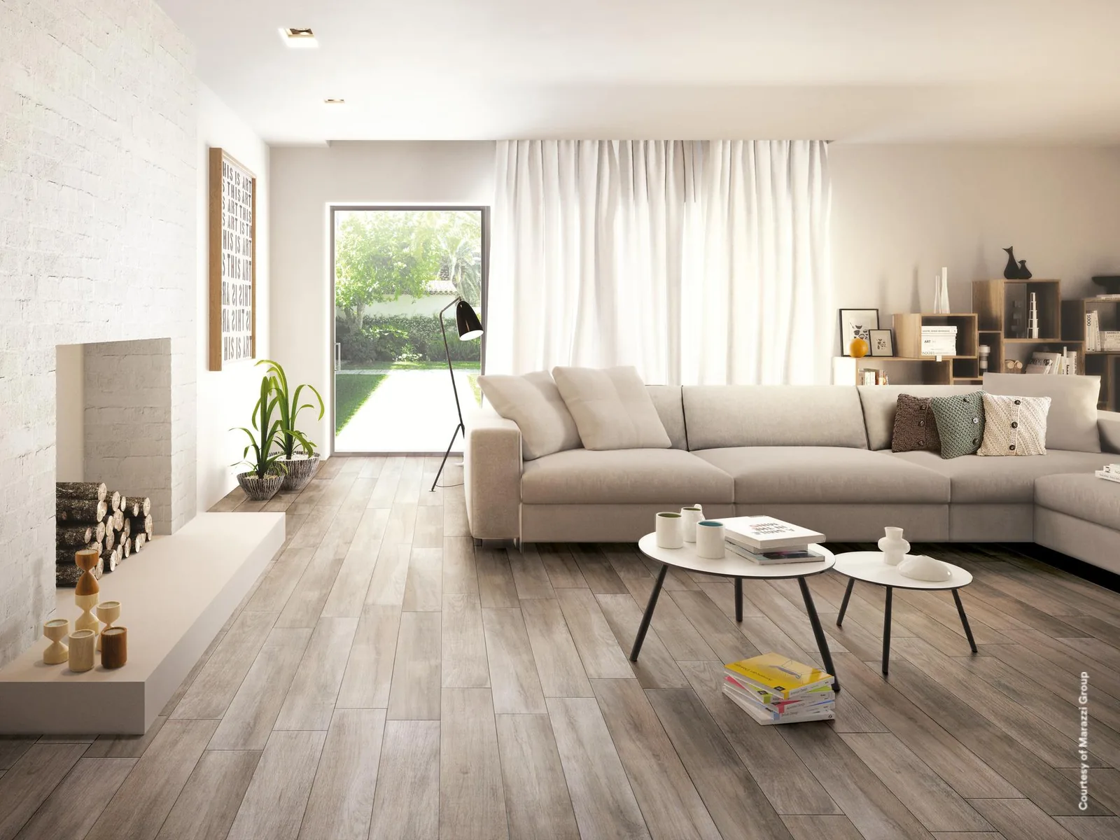 Wohnzimmer mit hellem Ecksofa, runden Couchtischen und Fensterfront, Boden aus graubraunen Holzoptik-Dielen.
