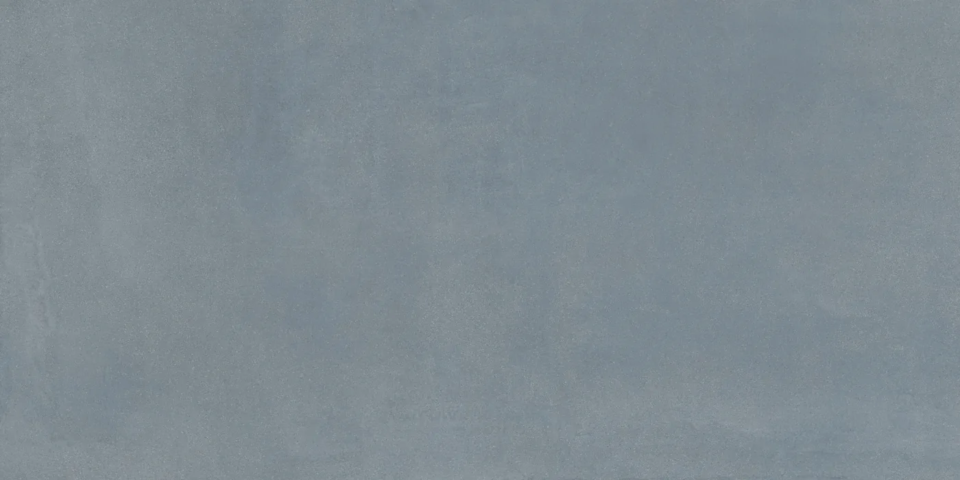 Blaugraue Betonoptik-Fliese 60x120 cm mit wolkiger, wie gespachtelt wirkender Schattierung, matte Oberfläche.