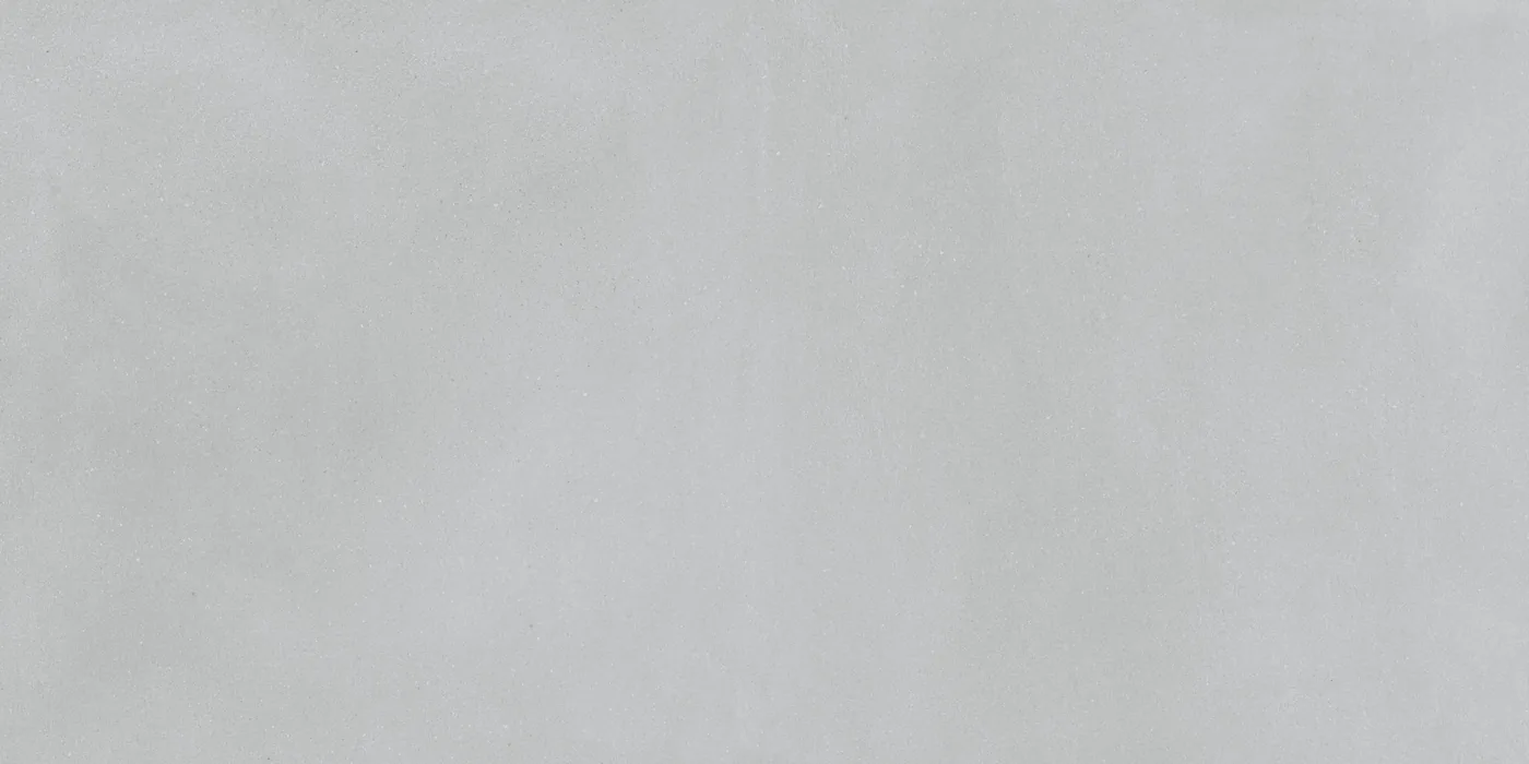 Mittelgraue Betonoptik-Fliese 60x120 cm mit wolkiger, wie gespachtelt wirkender Schattierung.